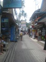 Käyskentelimme Phi Phi saarella alkuillasta,kauppakujan kautta hotelliimme